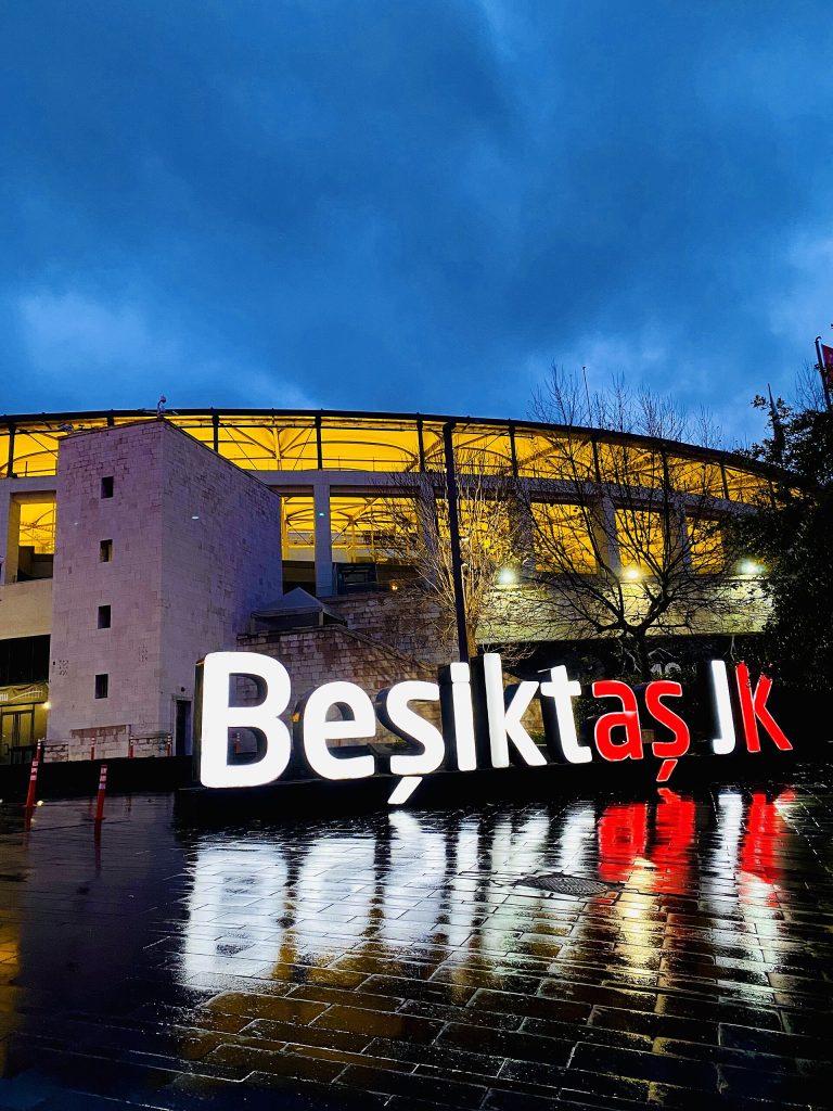 Sân vận động Beşiktaş tại Istanbul về đêm