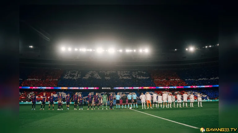 Hai đội xếp hàng trước trận El Clásico tại Camp Nou trong ảnh tư liệu trước trận
