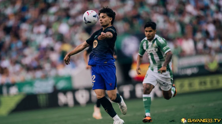 Cầu thủ Barcelona kiểm soát bóng trước Real Betis