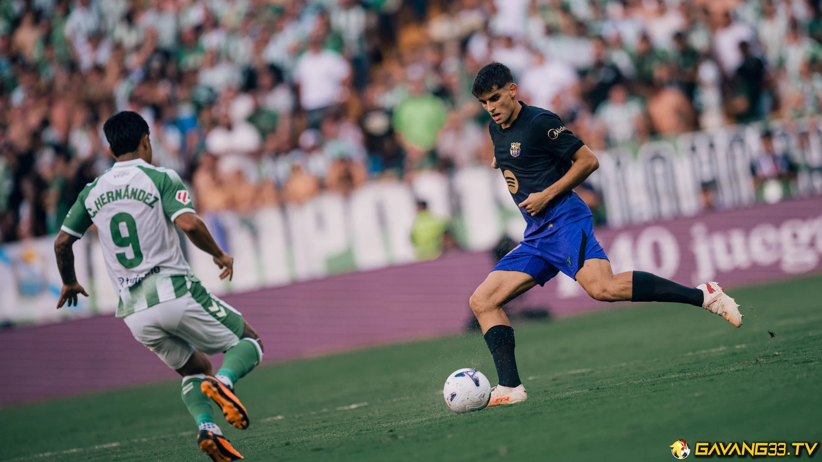 Barcelona triển khai bóng trong trận gặp Real Betis