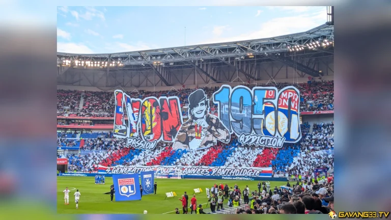 Khán đài cổ động viên Lyon trước trận đấu