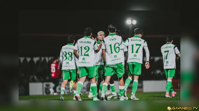 Cầu thủ Racing Santander tranh chấp trong trận cúp trong ảnh tư liệu trước trận