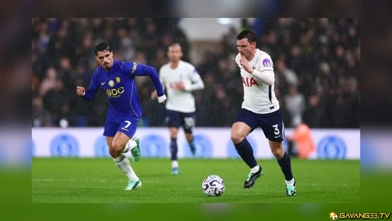 Andy Robertson kiểm soát bóng trong màu áo Tottenham trong ảnh tư liệu trước trận
